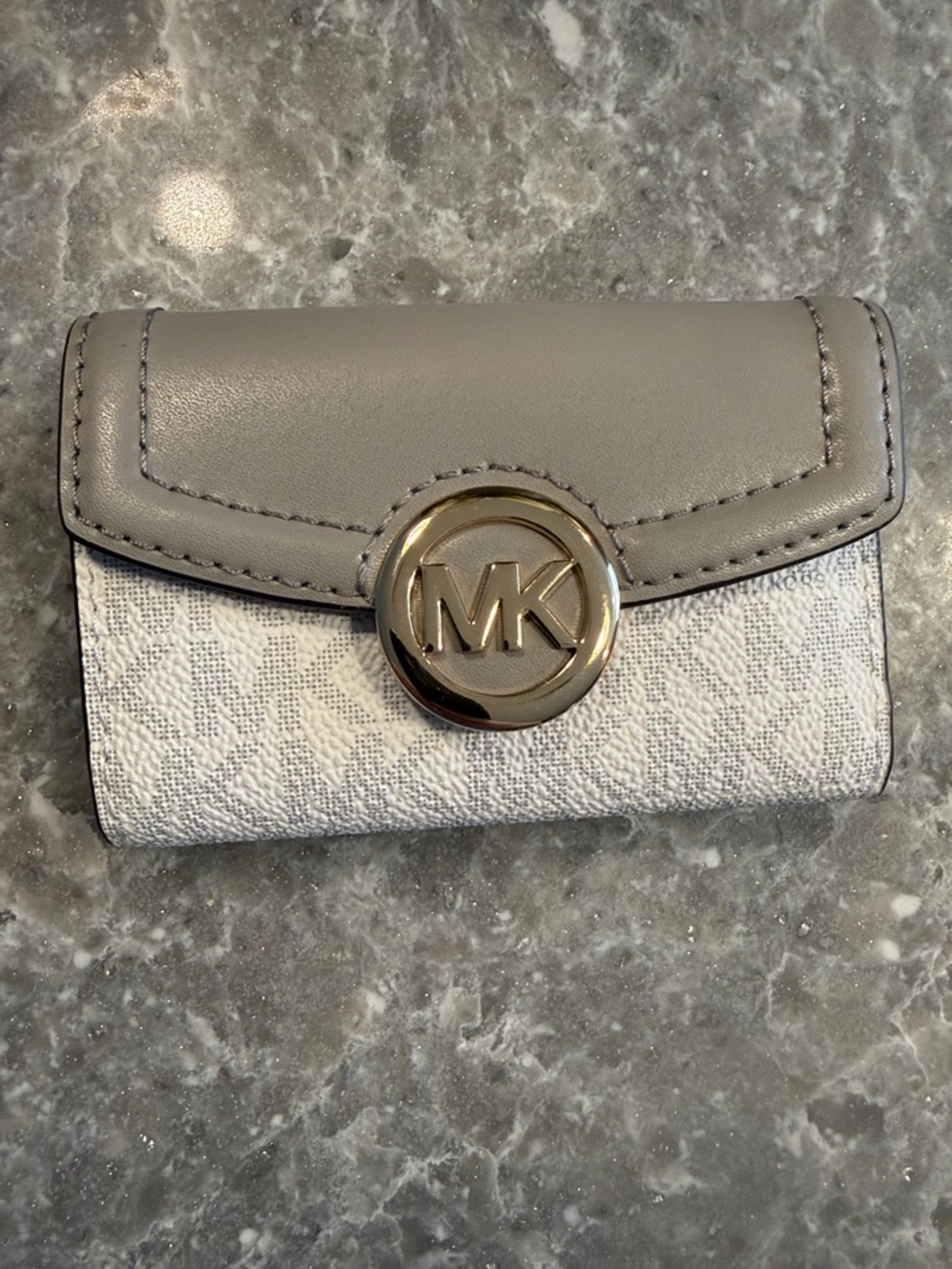 Michael Kors Gray and Silver Signature MK Compact key holder  Wallet NWOT - Picture 5 of 6